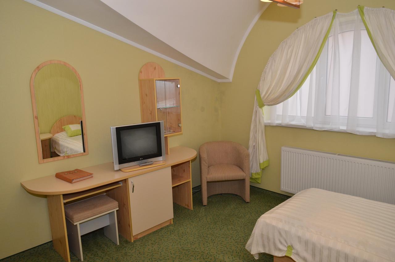 Hotel Serpanok Tyachiv Exterior photo